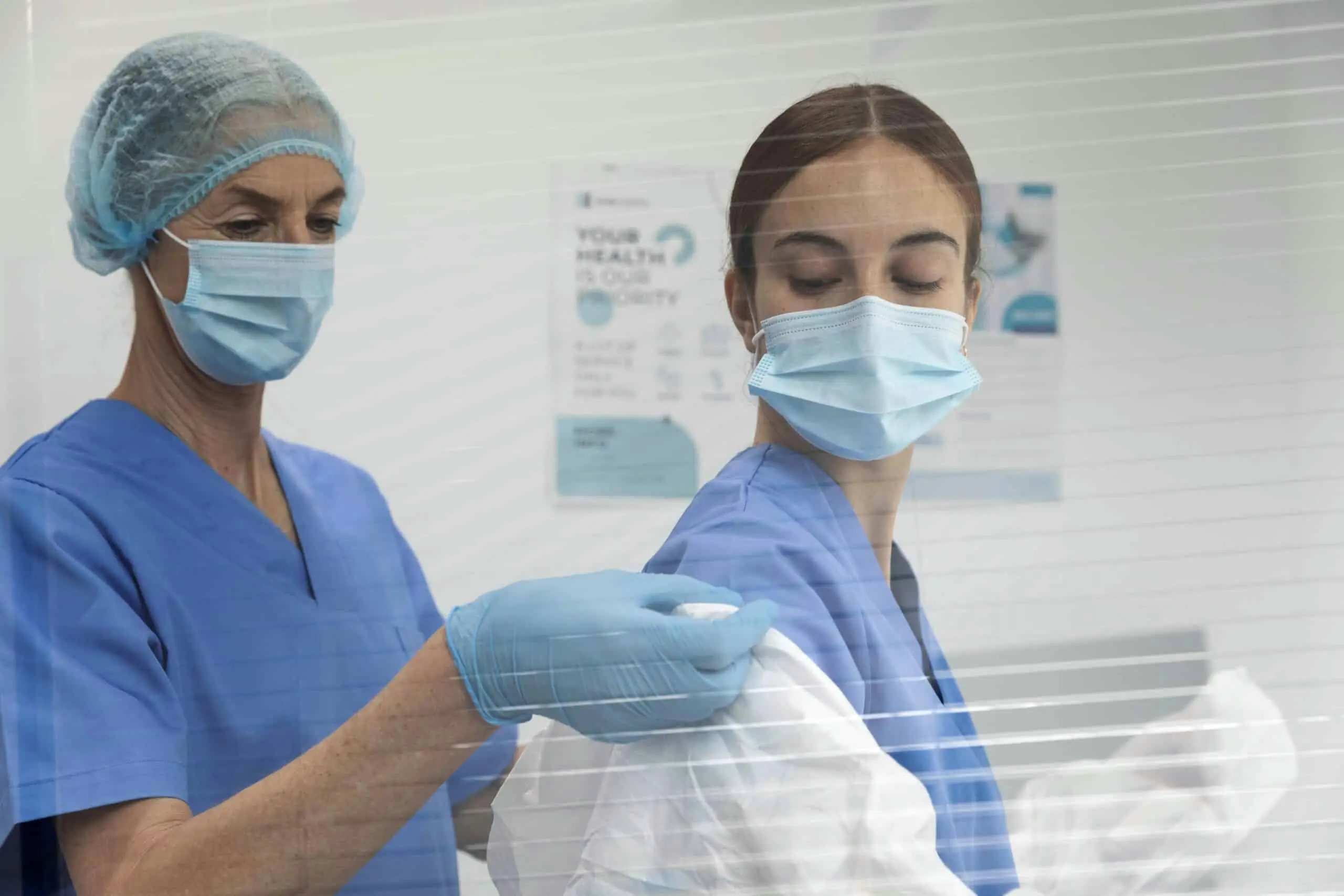 Auxiliar de enfermería en formación. Accede a empleo en salud.