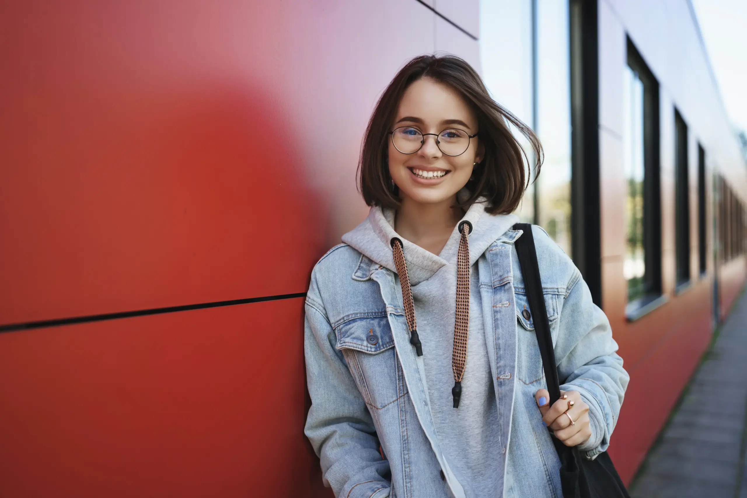 Alumno aprende contabilidad. Accede a empleo como analista financiero.
