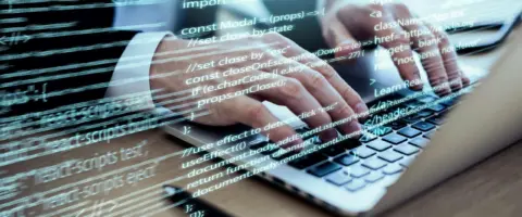 Alumno aprende ciberseguridad. Mejora tu empleabilidad con este curso.