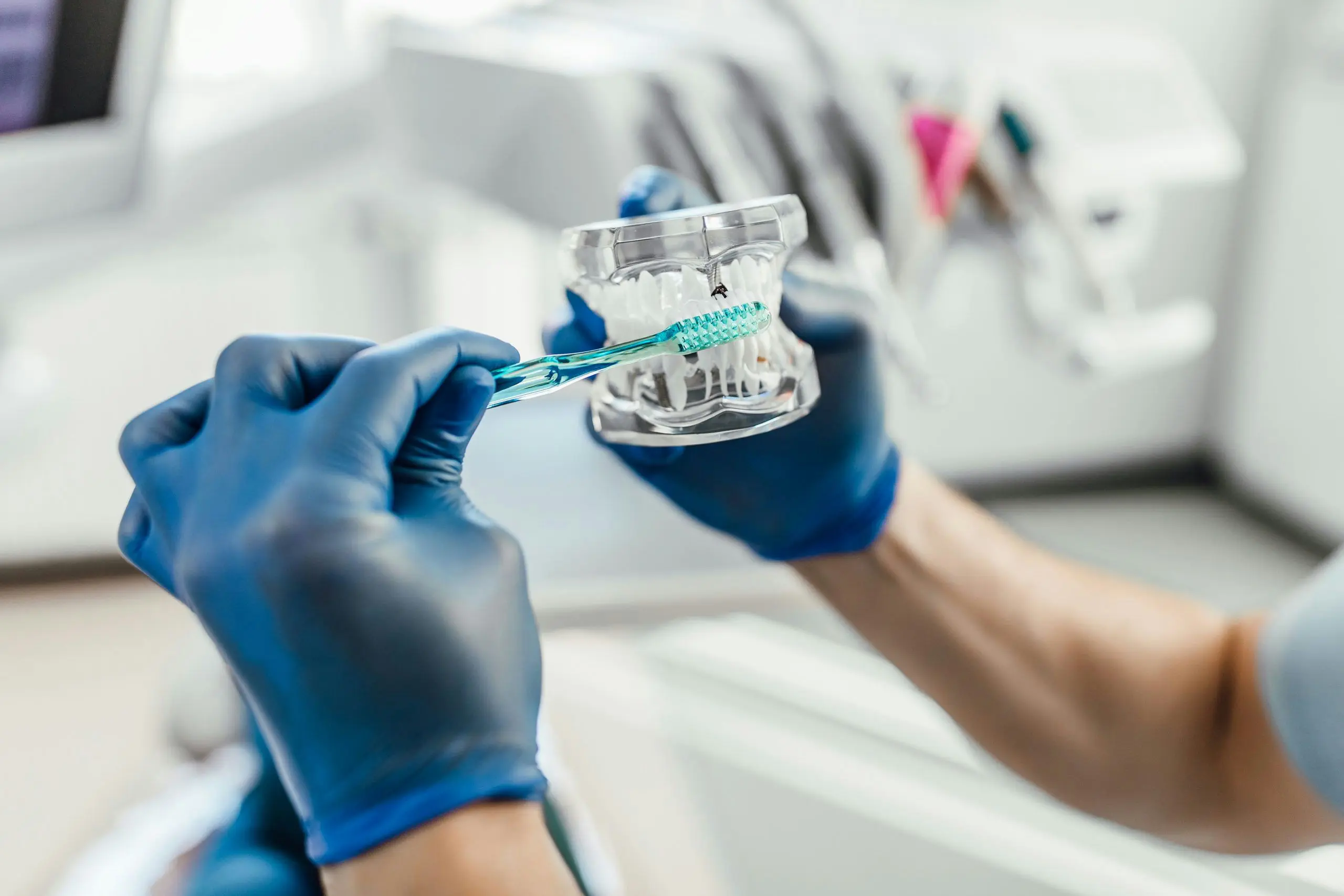 Alumno diseñando prótesis dentales. Accede a empleos en odontología.