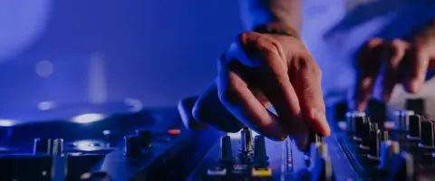 DJ profesional: obtén titulación y empleo en música.
