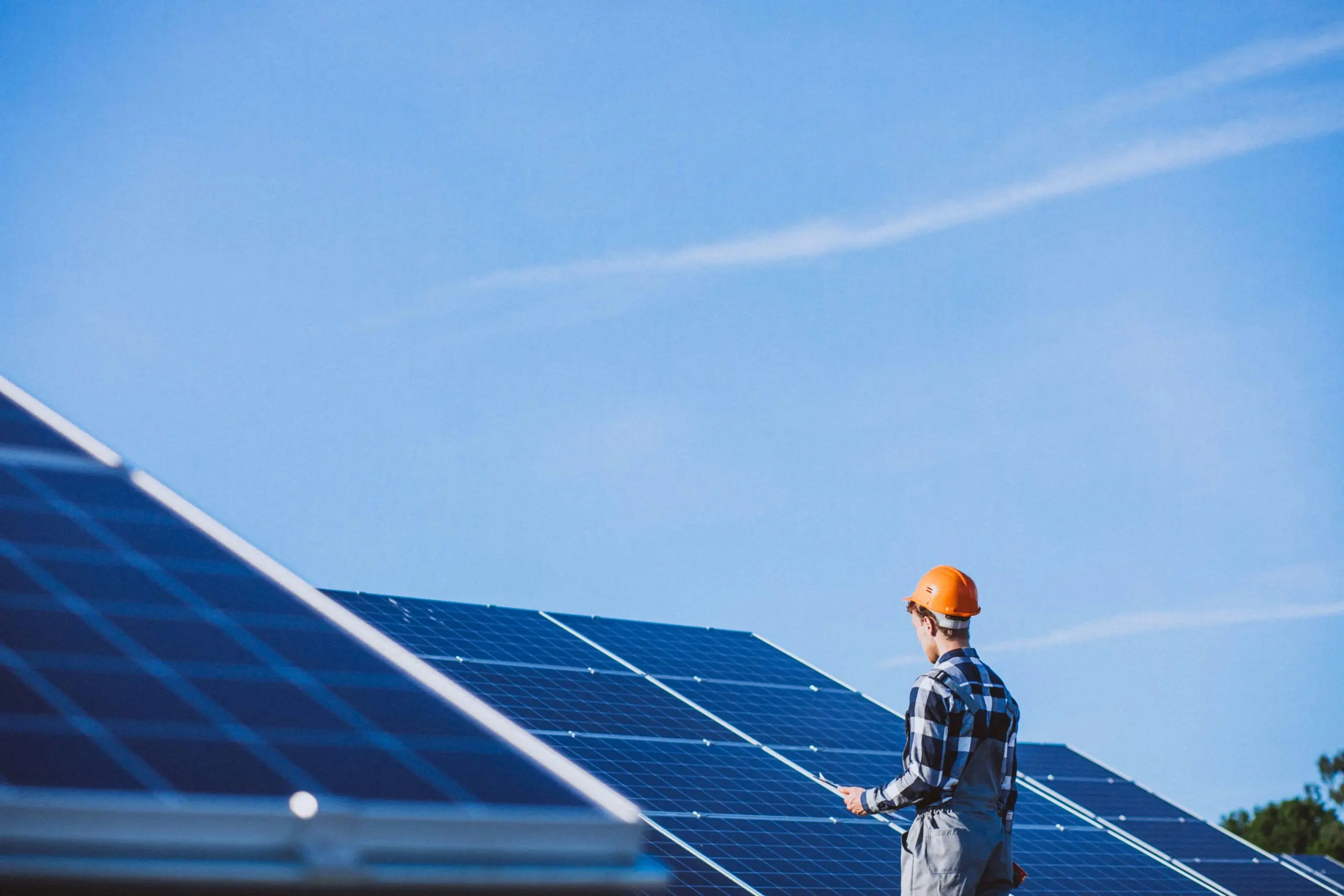 Alumno instala paneles solares, consigue titulación y empleo en fotovoltáica.