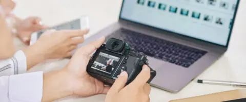 Alumno aprende fotografía digital: empleo y titulación.