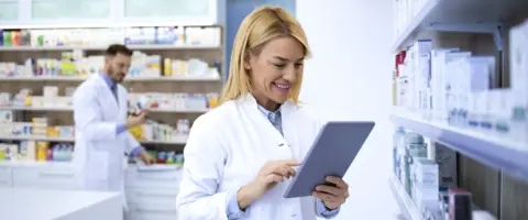 Estudiante de Farmacia aprende a dispensar medicamentos. Titulación profesional, alta empleabilidad.
