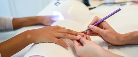 Estudiante aprende dermoestética. Titulación para empleo en estética.