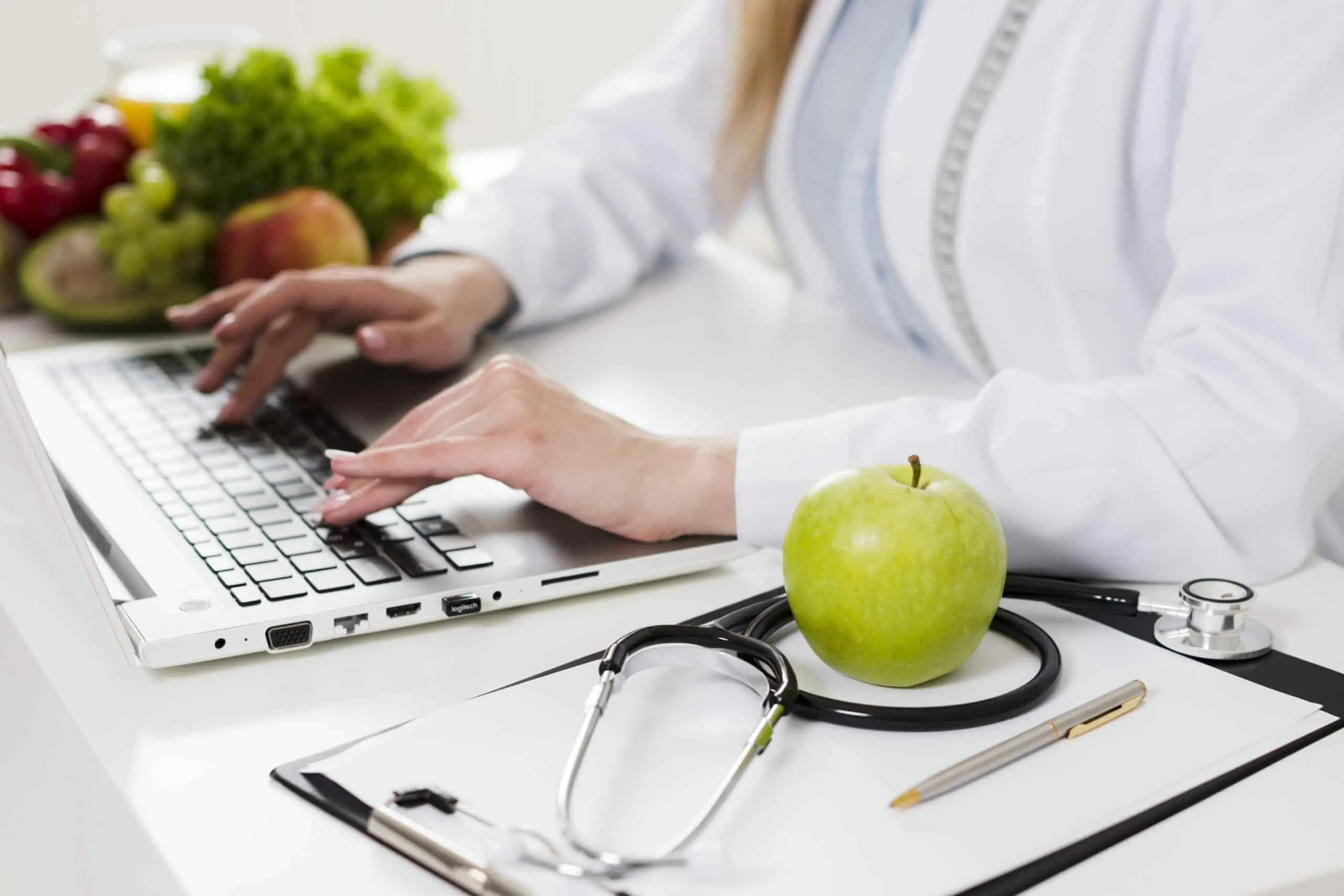 Estudiante de FP en dietética, aprendiendo a planificar menús. Accede a empleo como dietista.