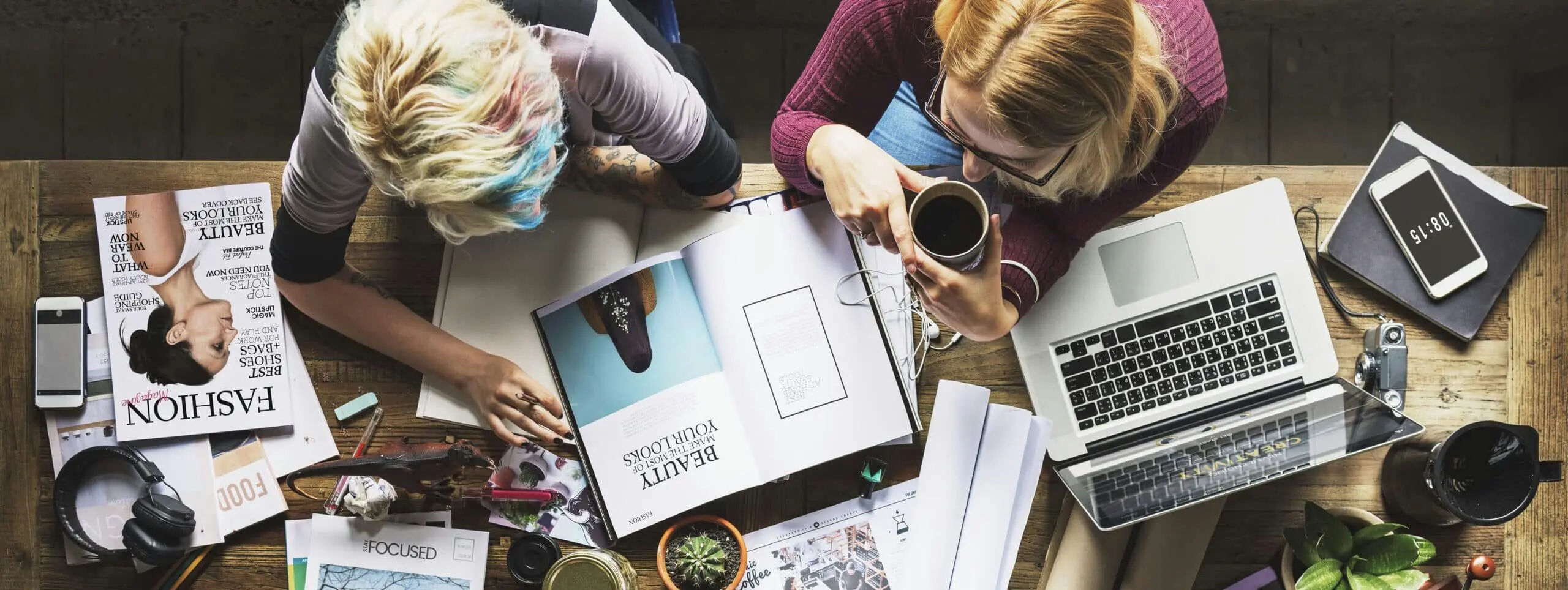 Estudiante de marketing aprende estrategias. Obtén tu titulación y mejora tu empleabilidad.