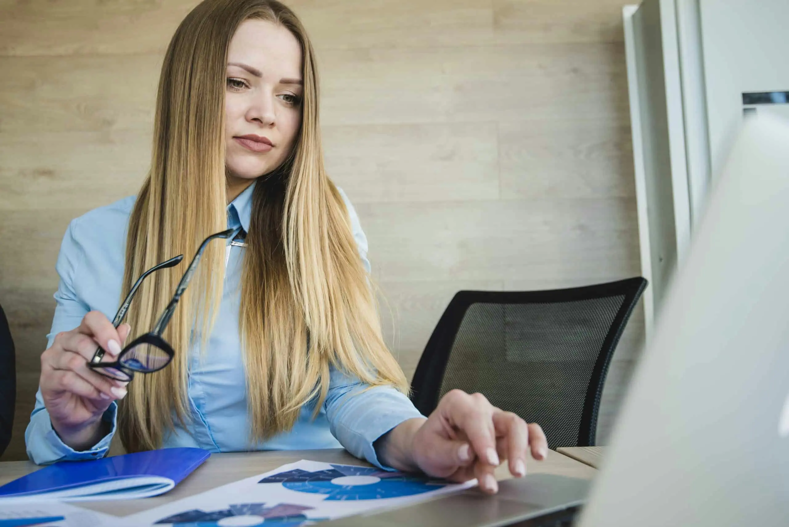 Alumno estudia fiscalidad: accede a la oposición y mejora tu empleabilidad.
