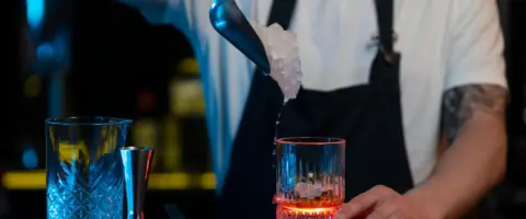 Barman aprendiendo técnicas en curso. Mejora tu empleabilidad.