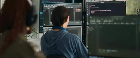 Estudiante aprende redes. Grado Medio: acceso a empleos en tecnología.