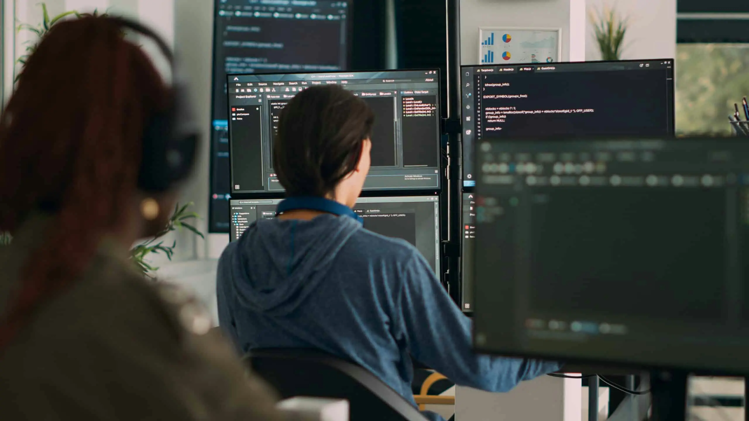 Estudiante aprende redes. Grado Medio: acceso a empleos en tecnología.