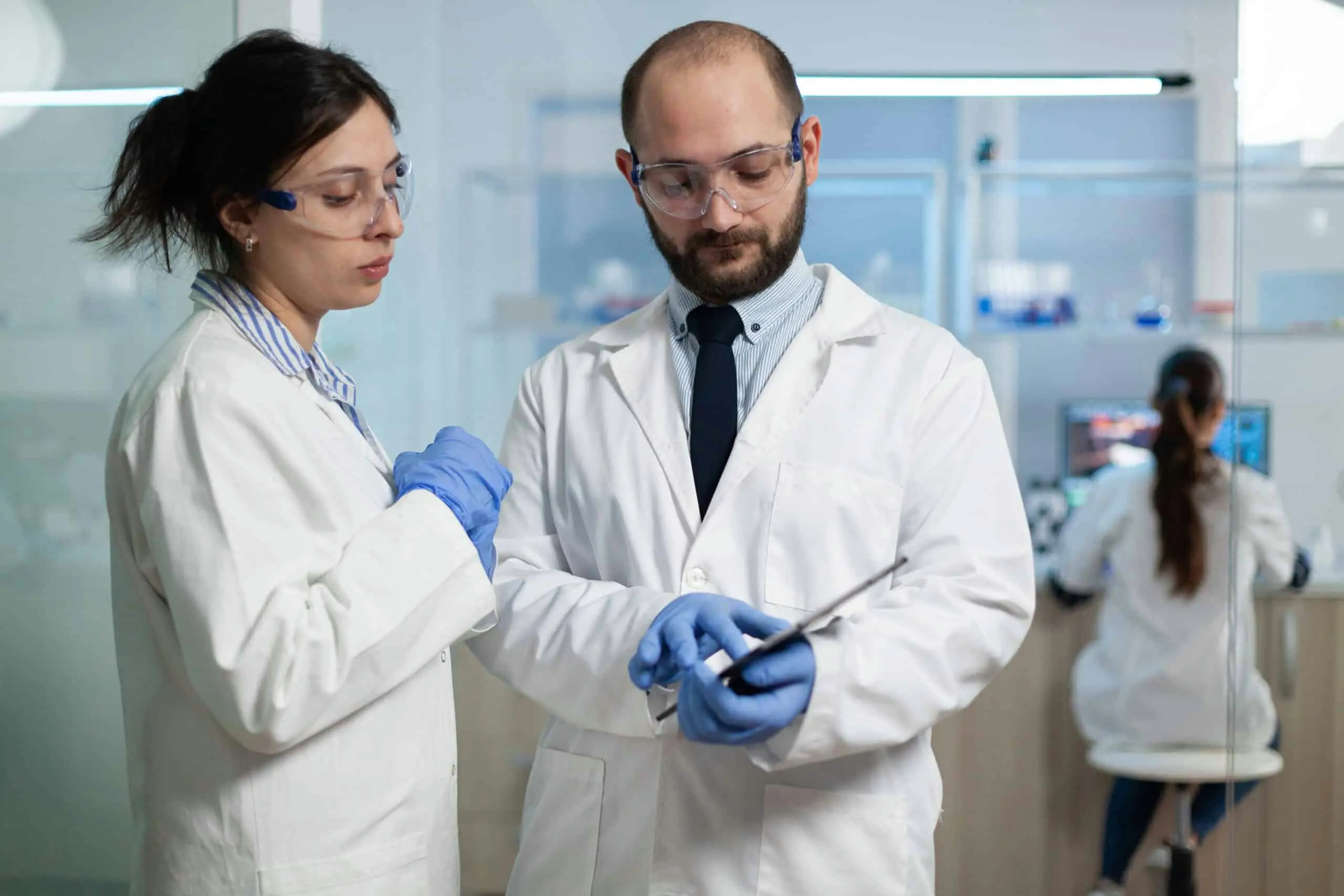 Estudiante de Análisis Clínicos aprende en laboratorio, asegura empleo en salud.