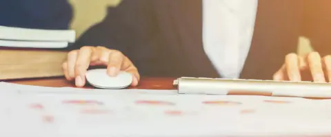 Estudiante de Compliance: prepara tu futuro en gestión. Accede a empleos.