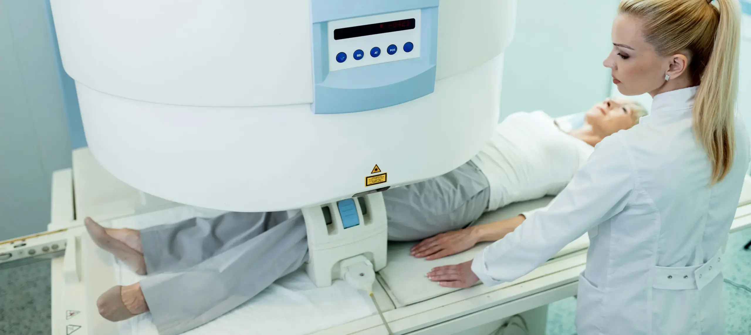 Estudiante de radioterapia planifica tratamiento. Accede a empleo en salud.