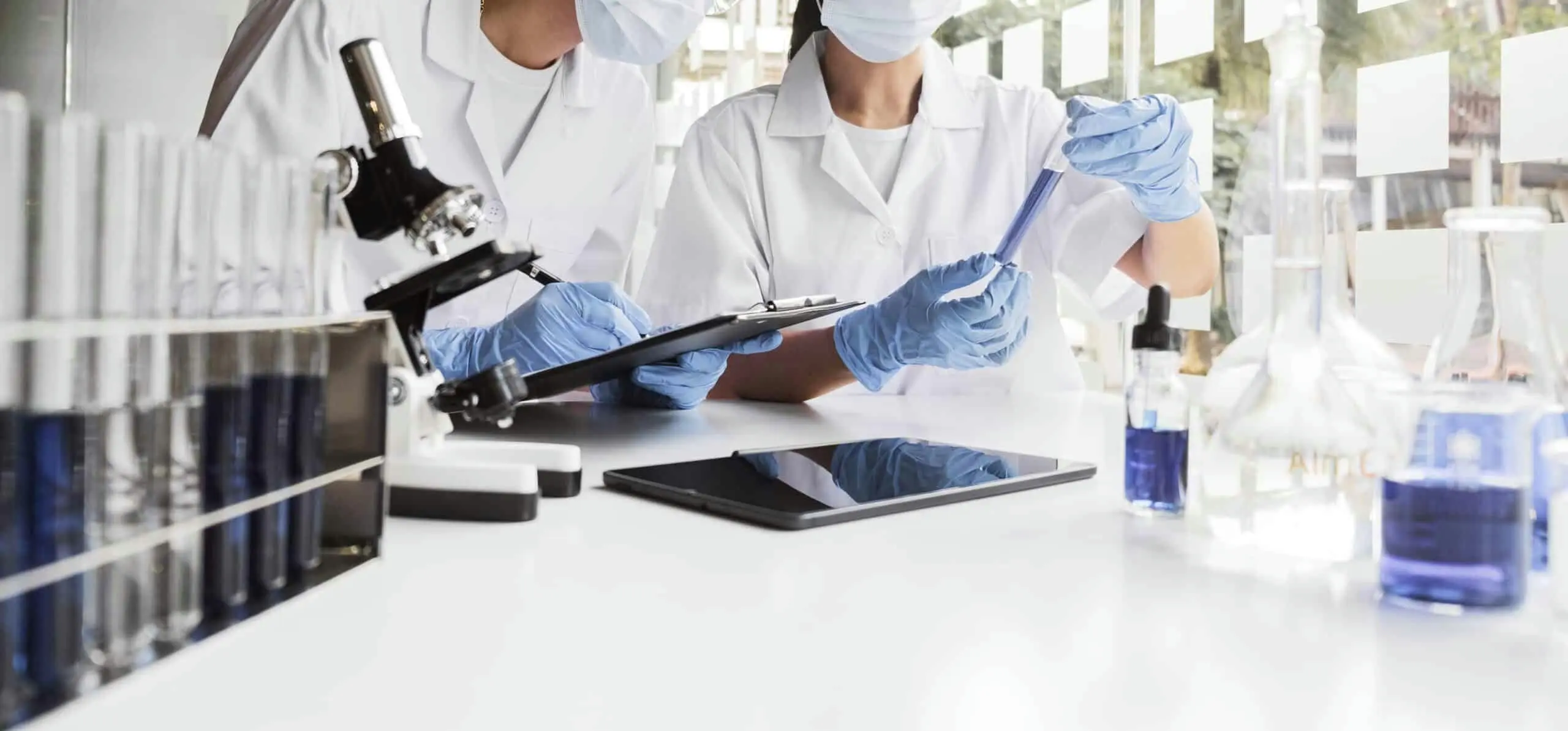 Estudiante de Anatomía Patológica analiza muestras. Accede a empleo hospitalario.