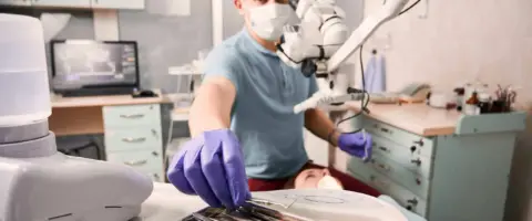 Estudiante de higiene bucodental aprende en clínica. Titulación asegura empleo en dentistas.
