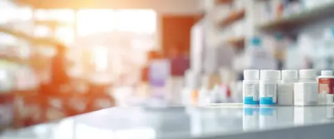 Alumno en prácticas farmacéutica: gestiona medicamentos, consigue empleo.