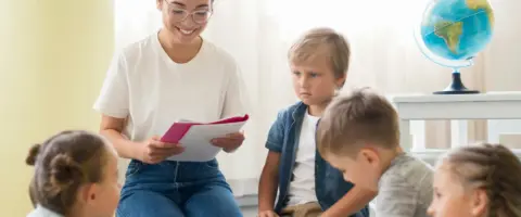 Profesora en Educación Infantil, preparando una actividad. Accede a empleo y titulación.