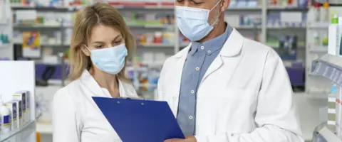 Auxiliar farmacéutico: aprende a atender pacientes y mejora tu empleabilidad.