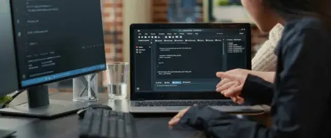 Estudiante de programación desarrolla app móvil. Obtén tu titulación y mejores oportunidades laborales.