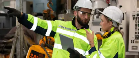 Alumno aprendiendo prevención riesgos laborales. Titulación y empleo como prevencionista.