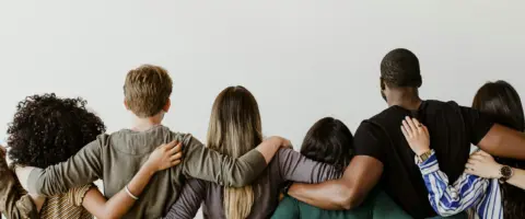 Curso oposición trabajador social: Acompaña y orienta a personas vulnerables. Obtén tu titulación y mejora tu empleo.