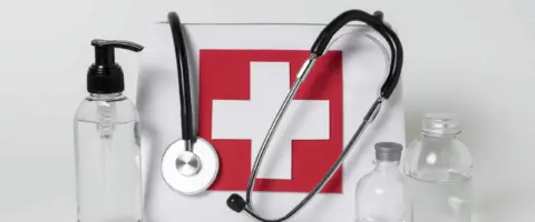Estudiante de enfermería online, aprendiendo a atender emergencias. Titulación oficial para empleabilidad.
