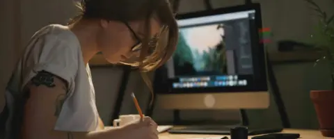 Alumno crea personajes 3D. Titulación para empleabilidad en animación.