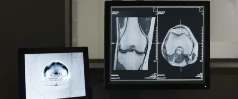 Estudiante aprendiendo radiología. Titulación para empleabilidad en centros médicos.