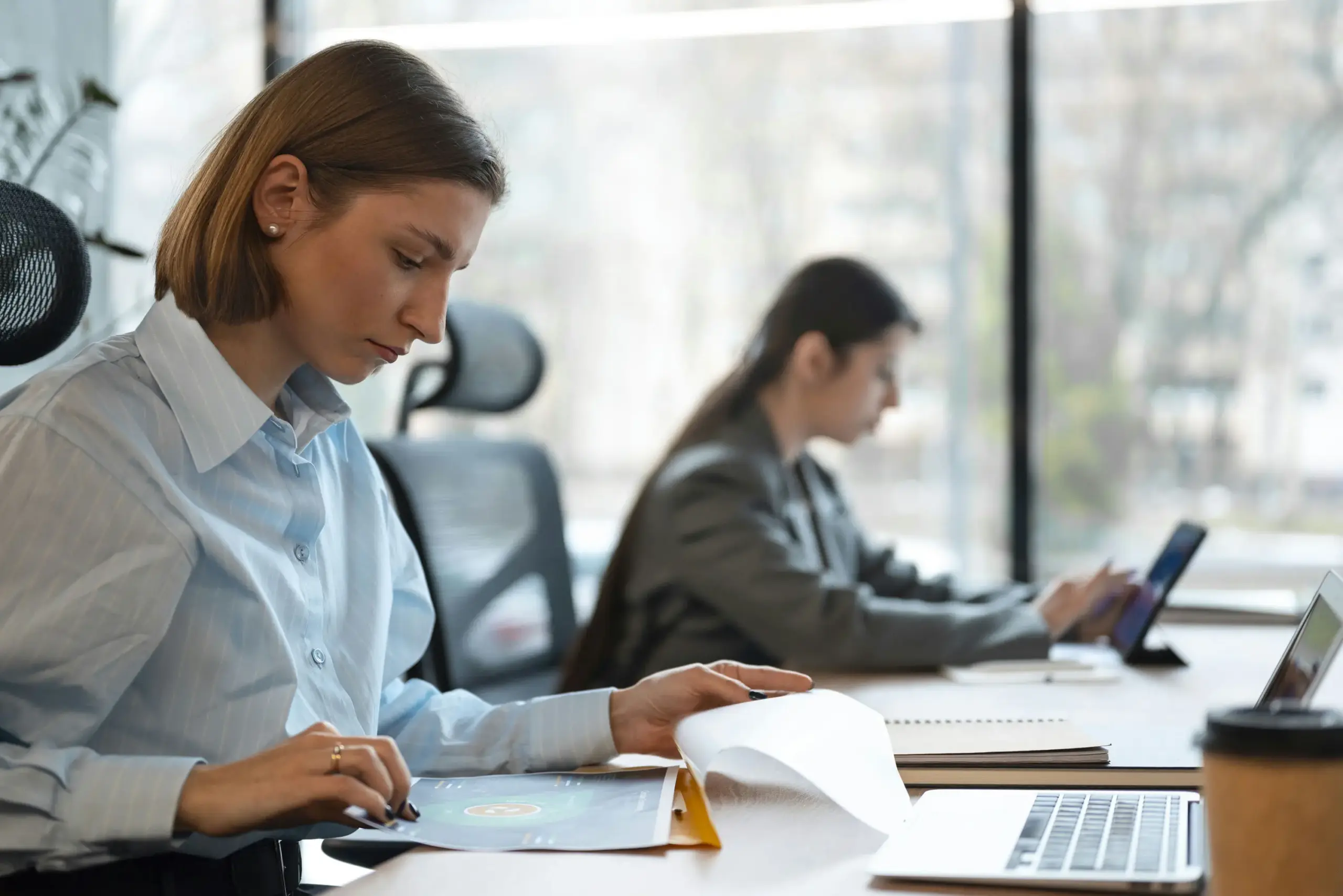 Alumno gestionando documentación. Curso de especialización. Mejora tu empleabilidad.