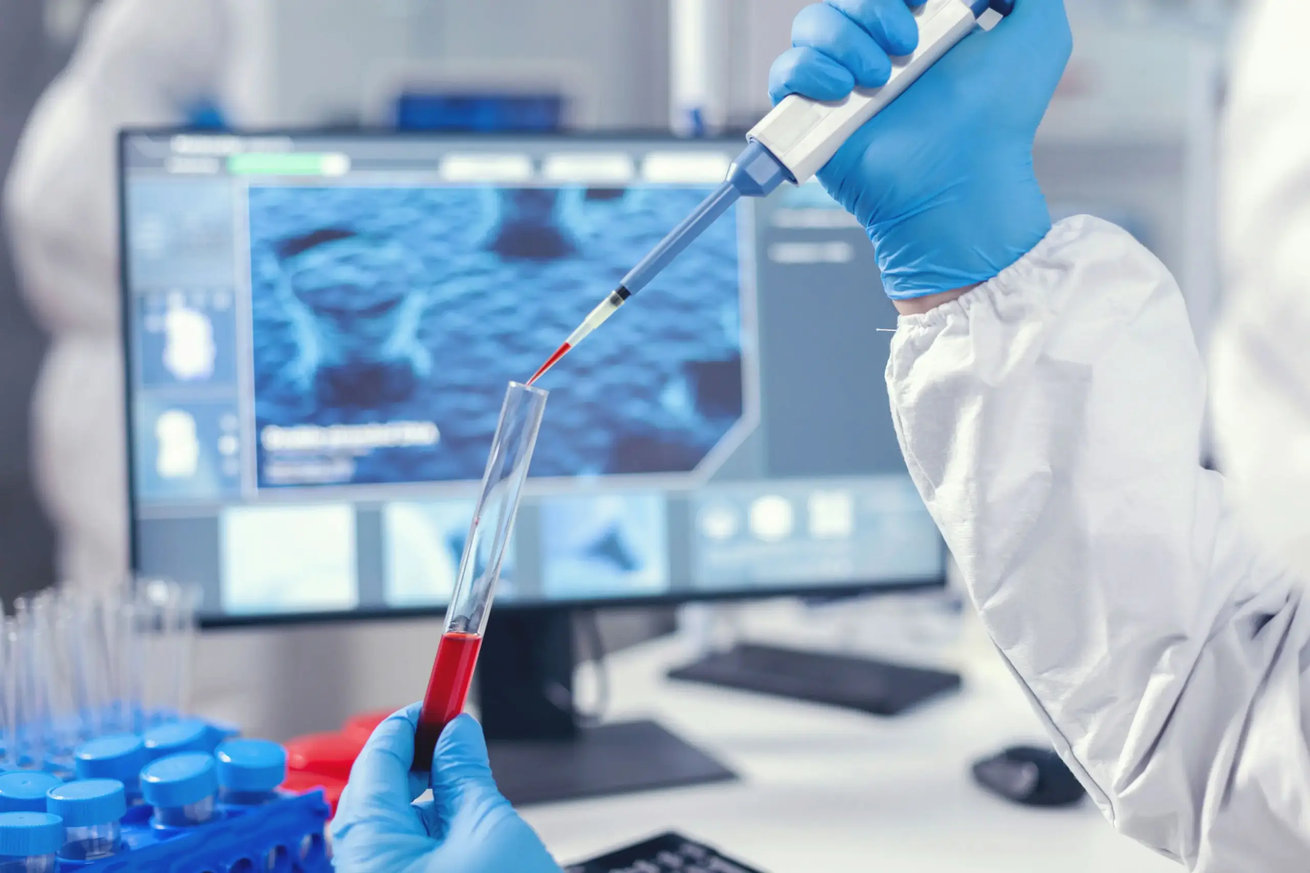 Analista Clínico en laboratorio. Obtén titulación y mejora diagnósticos.