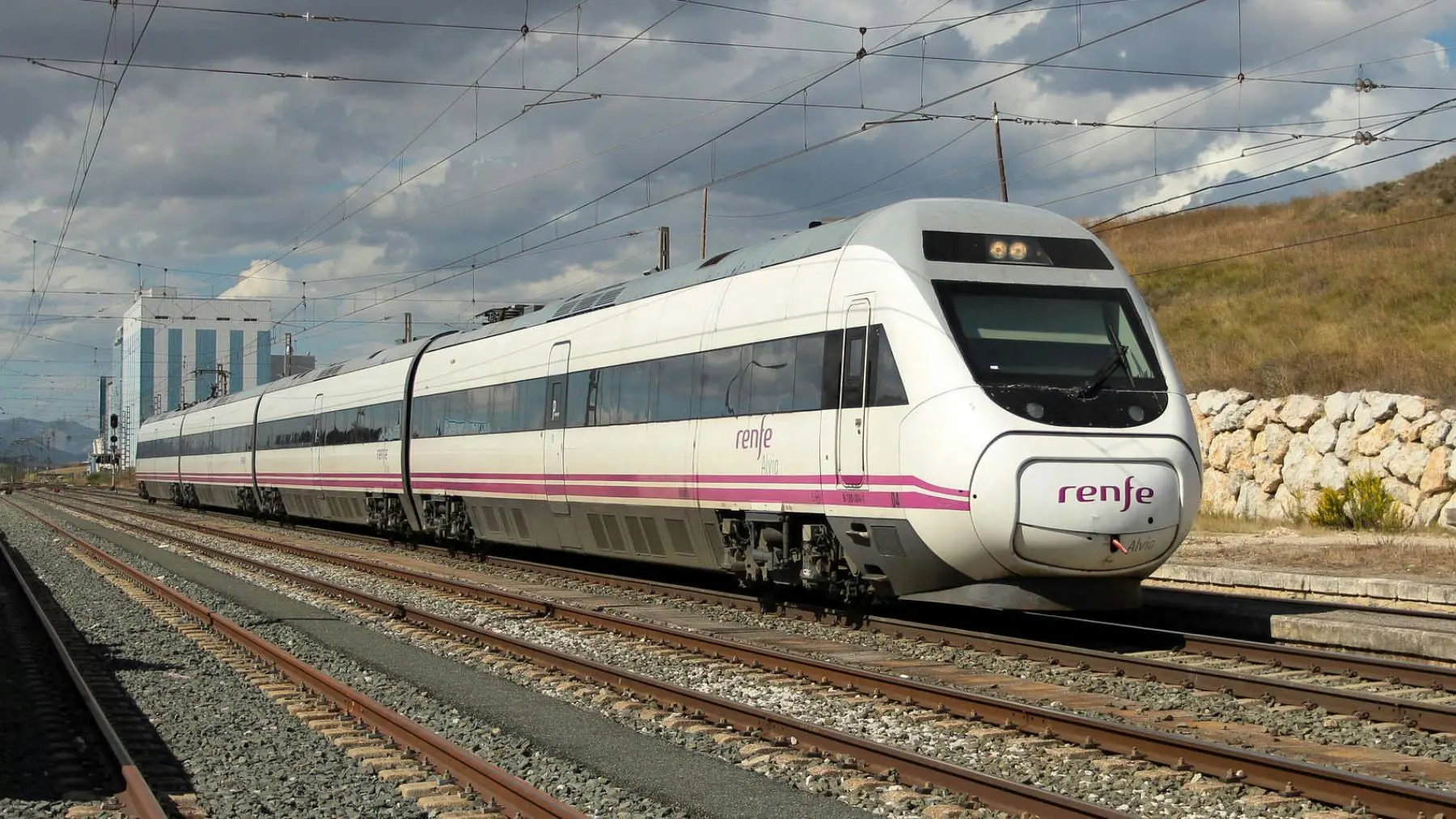 Alumno de Renfe estudia para oposición. Futuro profesional con titulación.