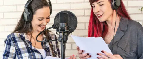 Alumno practicando doblaje con un actor. Obtén empleo en audio para cine y videojuegos.