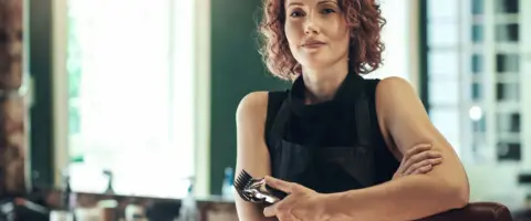 Peluquero/a en formación, aprendiendo técnicas de color. Accede a empleo profesional.