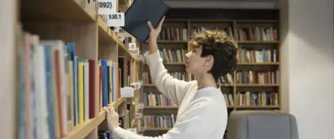 Prepara tu oposición a auxiliar de biblioteca. Consigue tu plaza en el sector público.