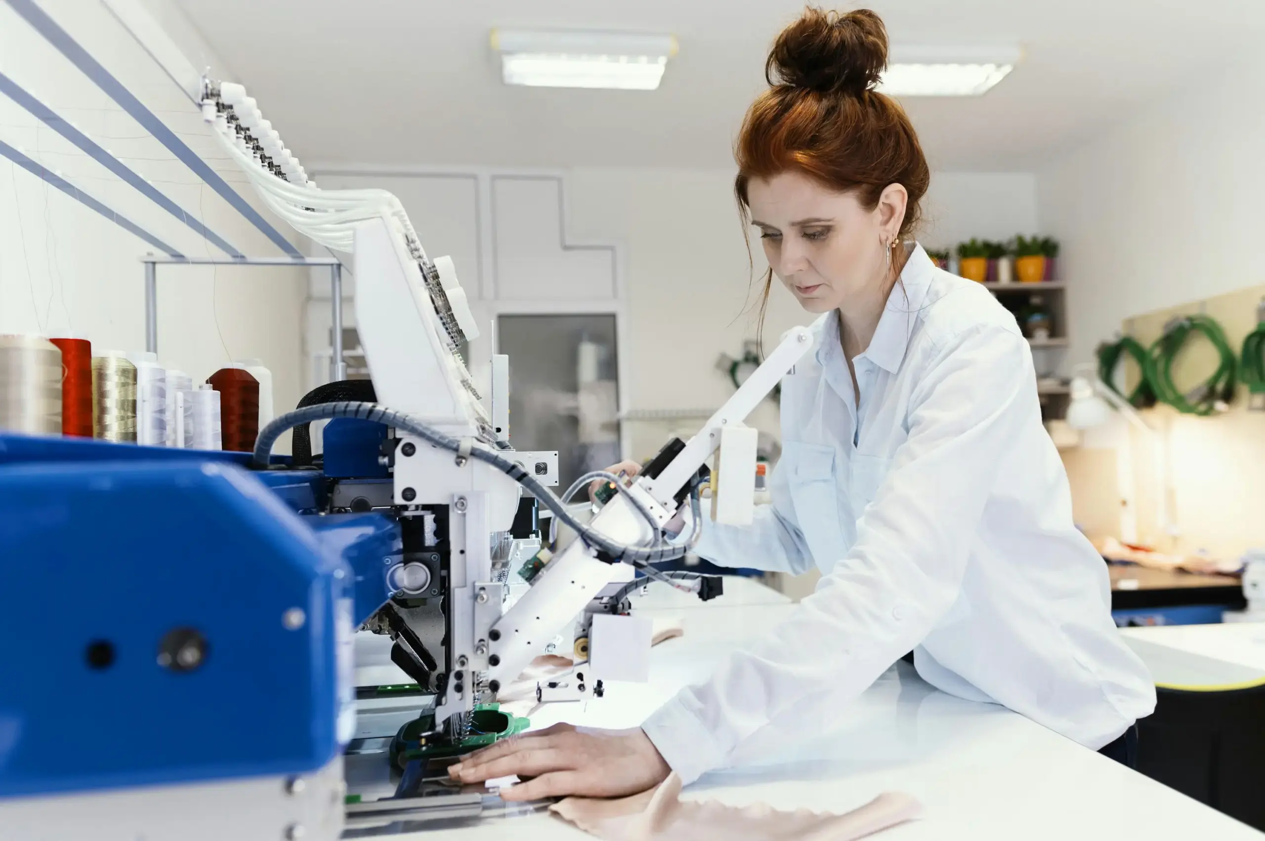 Estudiante analizando muestras en laboratorio. FP Grado Medio: asegura tu empleabilidad.