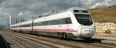 Alumno de Renfe estudiando para oposición. Mejor empleabilidad y futuro en el sector ferroviario.