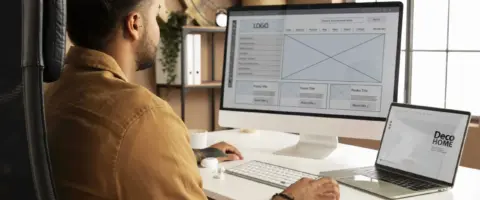 Alumno estudia HTML, CSS y JavaScript. Obtén empleo en web.