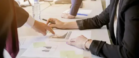 Estudiante de enfermería aprendiendo en entorno hospitalario. Titulación para empleo.