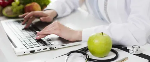 Aprendizaje de enfermería: estudiante cuidando a paciente. Obtén tu titulación y mejora tu futuro laboral.