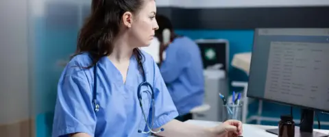 Aprendizaje de enfermería: profesional sanitario con paciente, mejora empleabilidad.